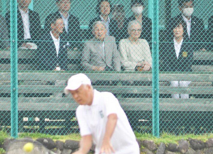 【軽井沢新聞9月号】思い出のテニスコートなど訪問 上皇ご夫妻、軽井沢で静養