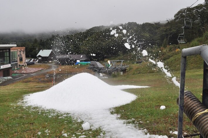 軽井沢プリンスホテルスキー場 11月1日オープンへ雪づくりスタート