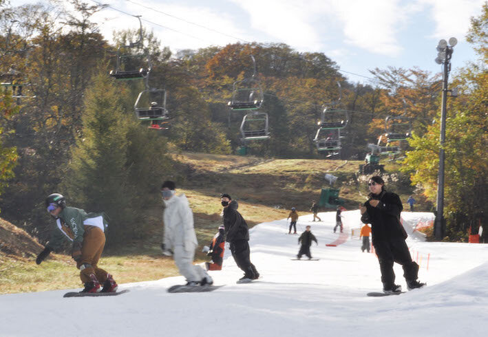 紅葉の中、県内で最も早くオープン　軽井沢プリンスホテルスキー場